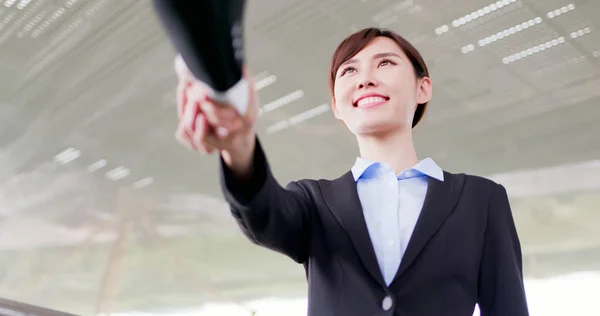 Empresária aperto de mão com sorriso — Fotografia de Stock