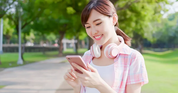 Jonge Aziatische vrouw gebruiken telefoon — Stockfoto