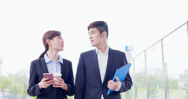 Businesspeople have a discussion — Stock Photo, Image