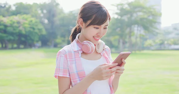 젊은 아시아 여자 사용 전화 — 스톡 사진