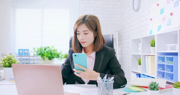 Üzleti nő használ szúró telefon — Stock Fotó