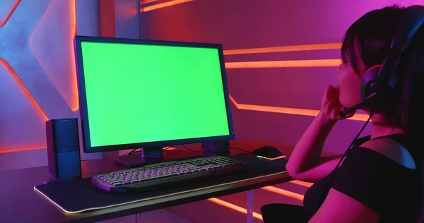 Cyber joueur de sport avec ordinateur — Photo