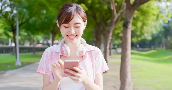 Jonge Aziatische vrouw gebruiken telefoon — Stockfoto