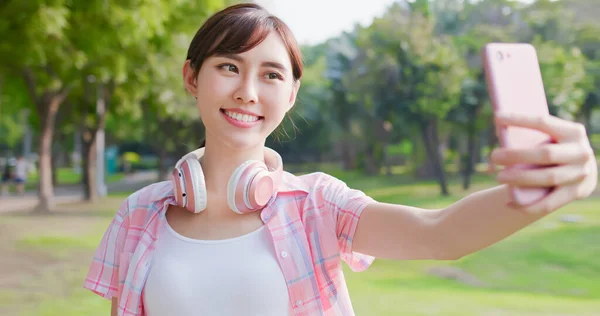 Junge asiatische Frau nehmen Selfie — Stockfoto