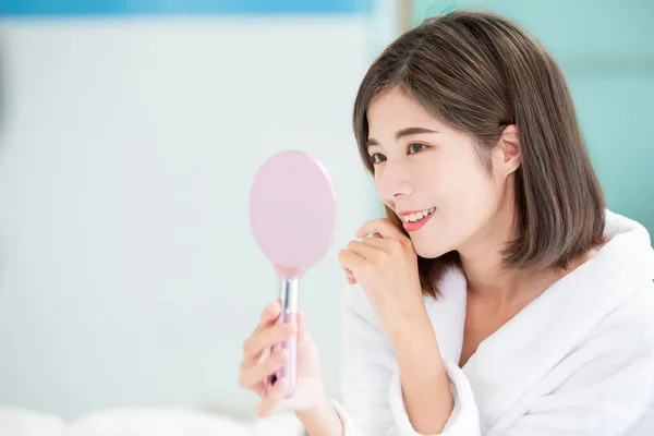 Asiatisk flicka titta spegel — Stockfoto