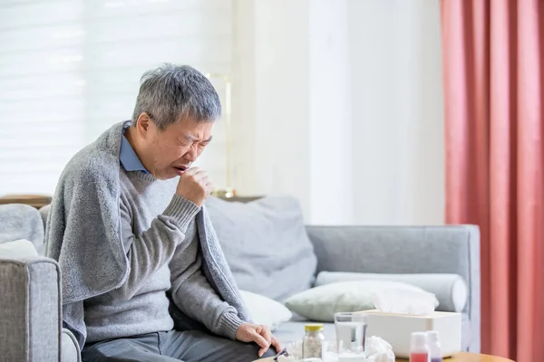 Vecchio asiatico uomo ottenere un freddo — Foto Stock