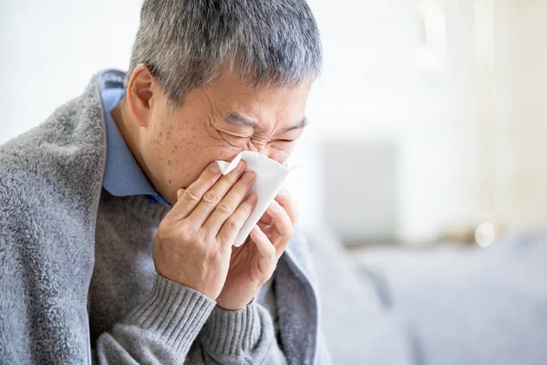 Vecchio asiatico uomo ottenere un freddo — Foto Stock