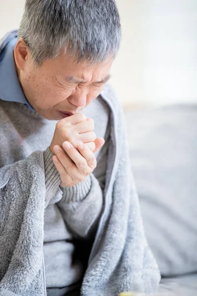 Asiático ancianos enfermo hombre tos —  Fotos de Stock