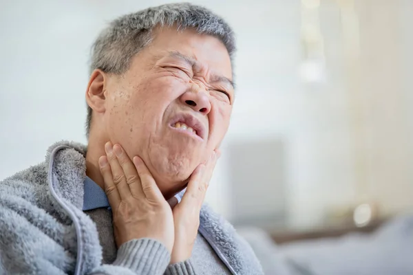 Anciano tiene dolor de garganta — Foto de Stock