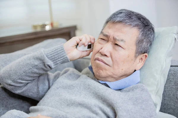 Asiatischer älterer Mann hat Fieber — Stockfoto