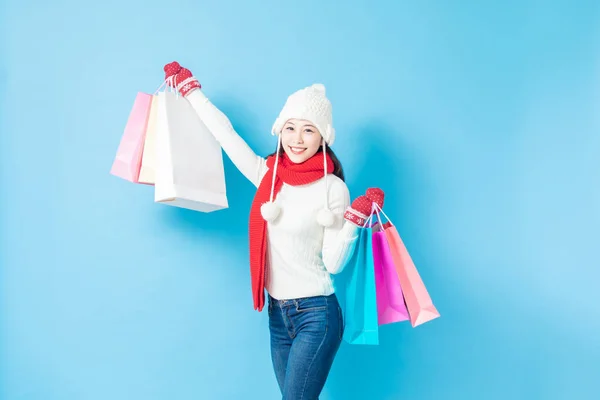 Mulher asiática segurar sacos de compras — Fotografia de Stock