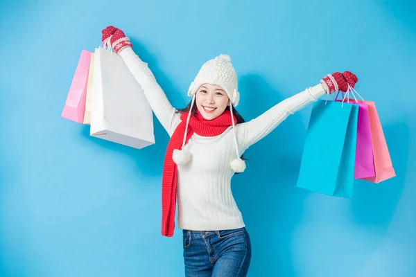 Asiatisk kvinna hålla shoppingväskor — Stockfoto