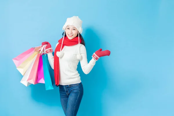 Mujer asiática usar ropa de invierno —  Fotos de Stock