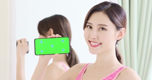 Femme Afficher téléphone à écran vert — Video