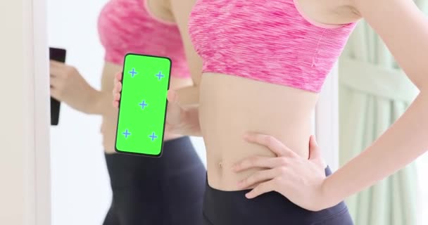 Femme Afficher téléphone à écran vert — Video