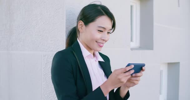 Mujer de negocios asiática usar smartphone — Vídeo de stock