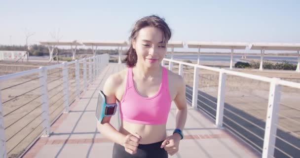 Mujer correr en la carretera — Vídeos de Stock