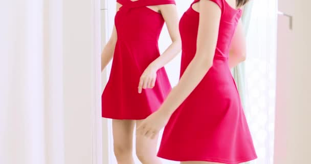 Asijská dívka snaží šaty šťastně — Stock video