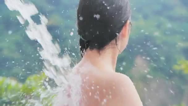 Asiatische Frau genießen Hydrotherapie — Stockvideo