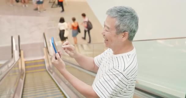 Oudere man gebruik van smart phone — Stockvideo