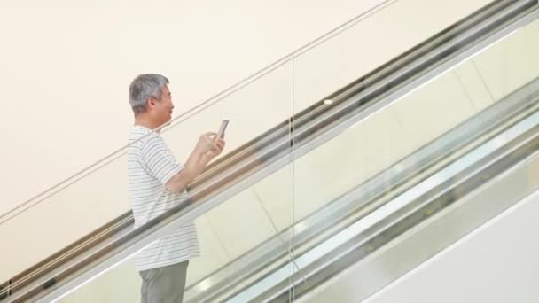 Homem mais velho usar telefone inteligente — Vídeo de Stock