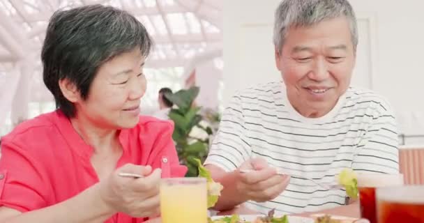 Pareja de ancianos comiendo en el restaurante — Vídeos de Stock