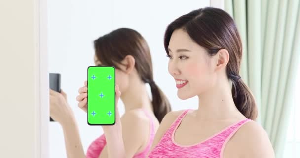 Mujer Mostrar teléfono pantalla verde — Vídeos de Stock