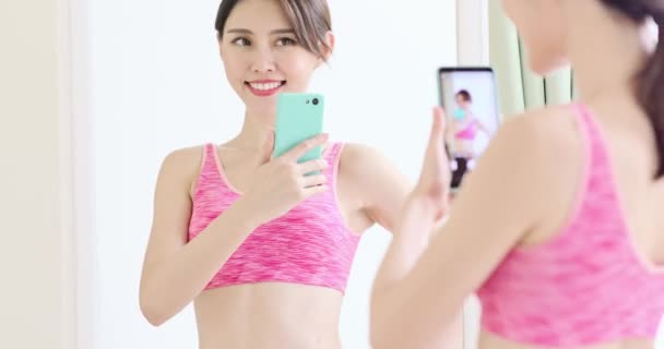 Asiatique femme prendre selfie — Video