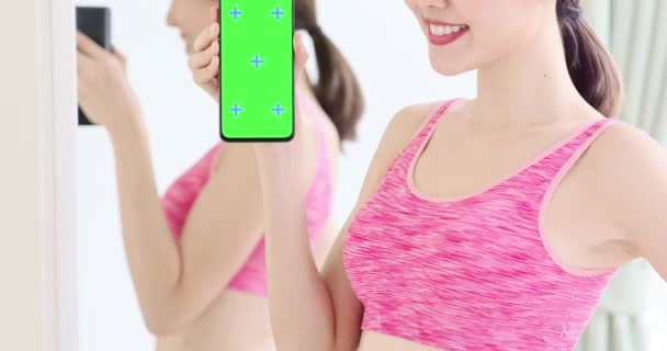 Mujer Mostrar teléfono pantalla verde — Vídeos de Stock