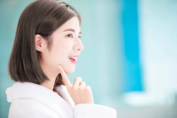 Vrouw heeft gezondheid huid — Stockfoto