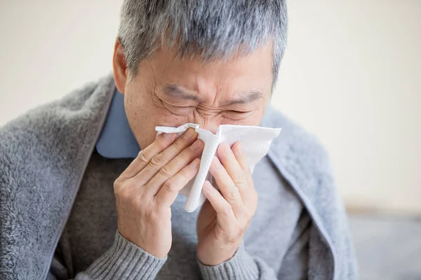 Starý asijský muž dostal rýmu — Stock fotografie