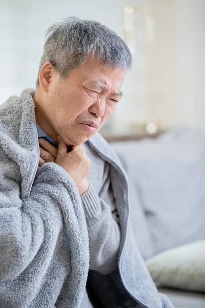 Uomo anziano ha mal di gola — Foto Stock