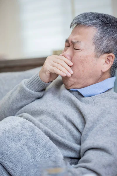 Asiatiska eldely sjuka man hosta — Stockfoto