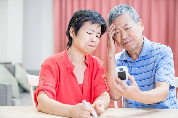 Älteres Ehepaar misst Blutzucker — Stockfoto