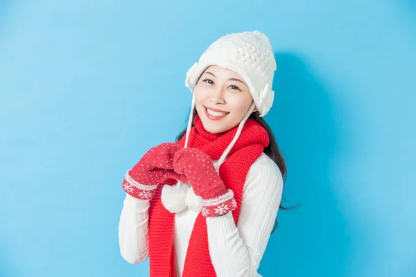 Mujer asiática usar ropa de invierno —  Fotos de Stock