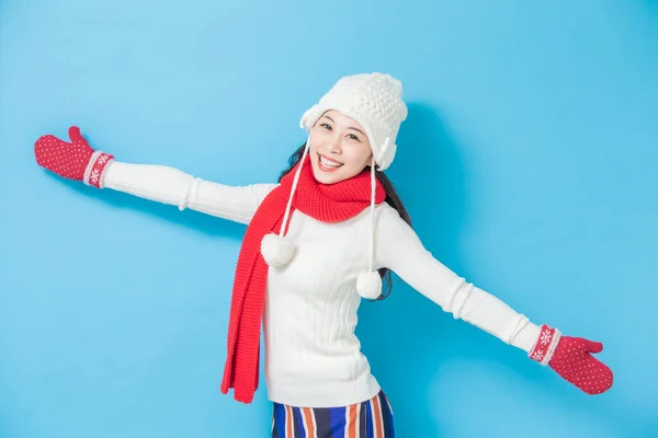 Азиатка носить зимнюю одежду — стоковое фото