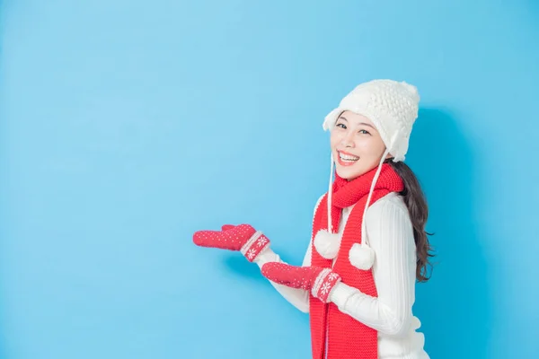 Mulher asiática usar roupas de inverno — Fotografia de Stock