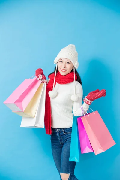 Mulher asiática segurar sacos de compras — Fotografia de Stock