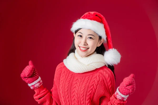 Asyalı kadın Noel şapkası takıyor. — Stok fotoğraf