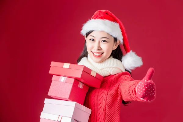 Asijská žena držet vánoční dárky — Stock fotografie