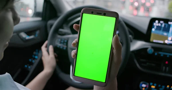 Arabada yeşil ekran lı telefon — Stok fotoğraf