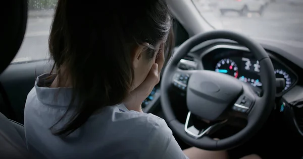 Vrouw worden gepest in de auto — Stockfoto