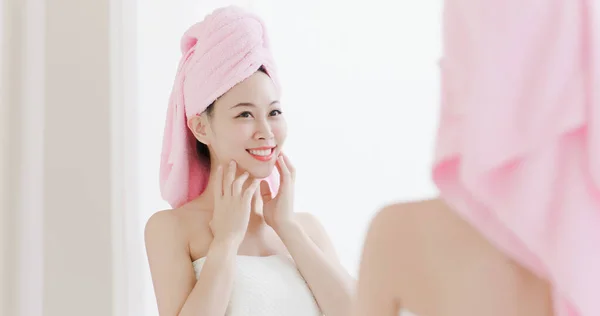 Cuidado de la piel mujer mirada espejo —  Fotos de Stock