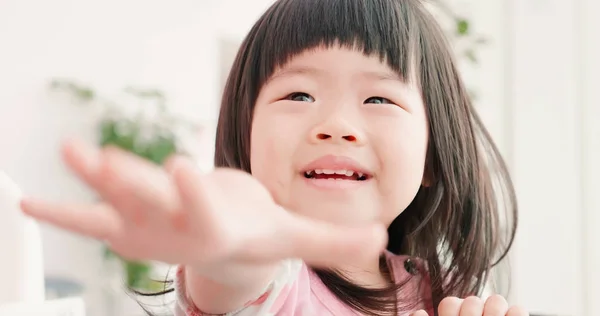 亚洲小孩举起她的手 — 图库照片