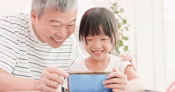 Asiático avô e neta — Fotografia de Stock