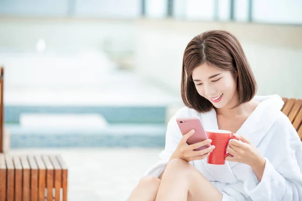 Žena používat smartphone šťastně — Stock fotografie