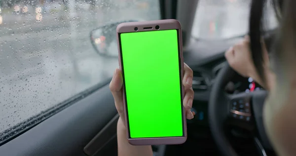 Vihreä näyttö puhelin autossa — kuvapankkivalokuva