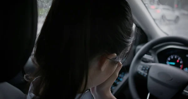 Mujer se siente deprimida en el coche — Foto de Stock