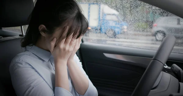 Geschäftsfrau spürt Versagen im Auto — Stockfoto