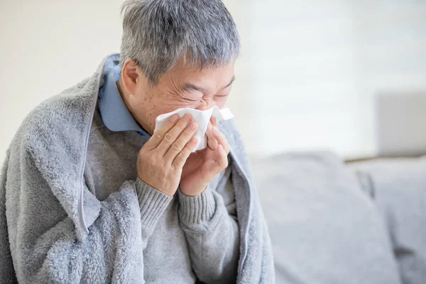 年老んだアジア人の男は風邪をひく — ストック写真